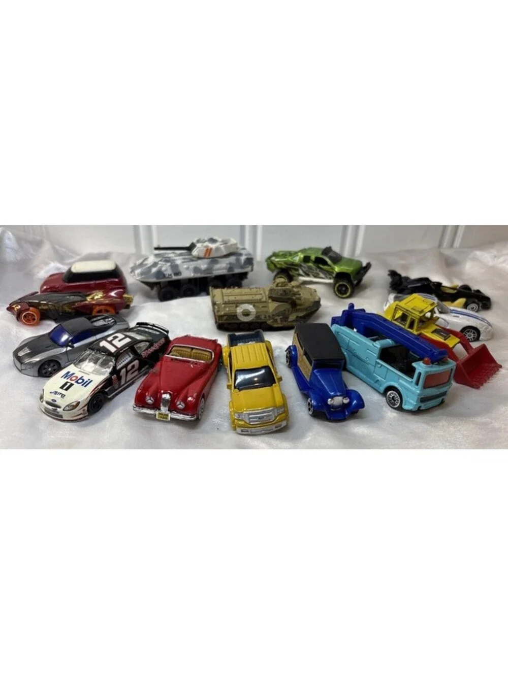 Lot Of 14 Vintage Toy Vehicles Hot Wheels , Matchboxes And Maisto Brands